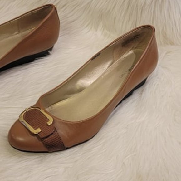 Bandolino Women's BD Jobey Brown Leather Wedge with Gold Buckle Strap Size 10M - Picture 12 of 14